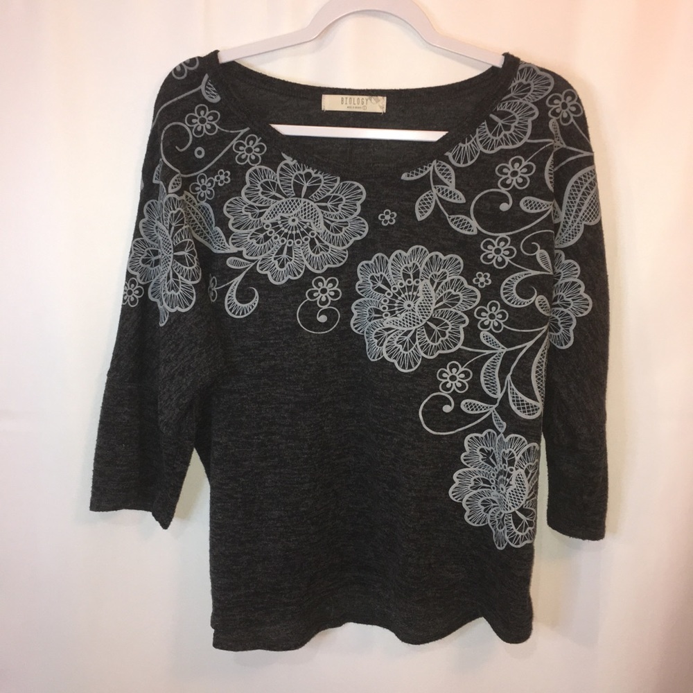 Biology blouse top 3/4 sleeve floral design‎ gray Large